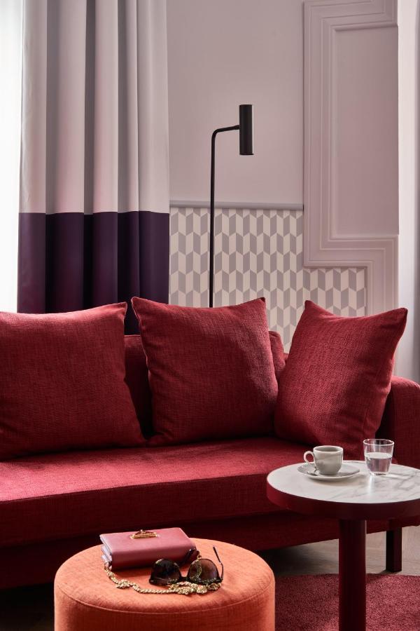 Falkensteiner Boutique Hotel Prague Luaran gambar A sofa with cushions