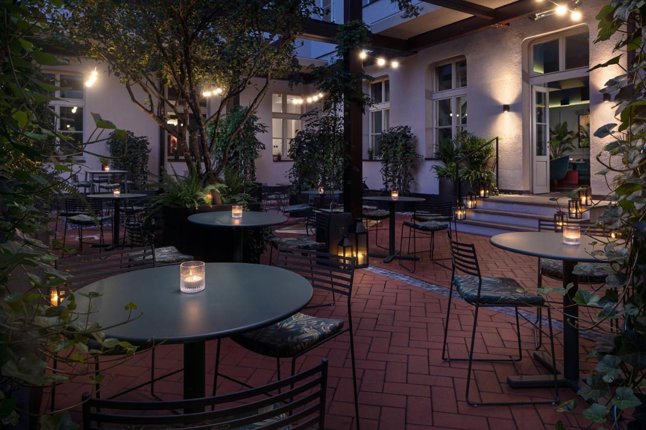Falkensteiner Boutique Hotel Prague Luaran gambar The courtyard at night