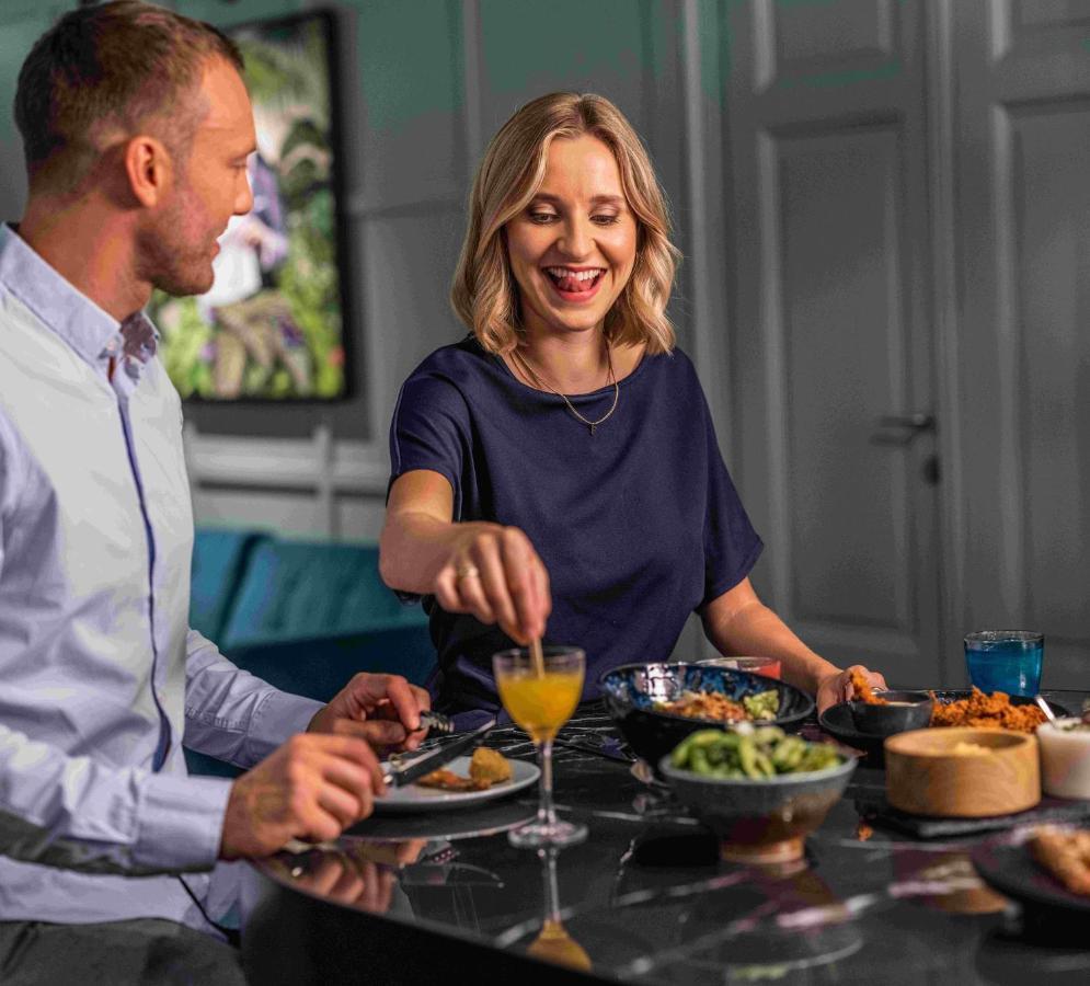 Falkensteiner Boutique Hotel Prague Luaran gambar A couple eating together