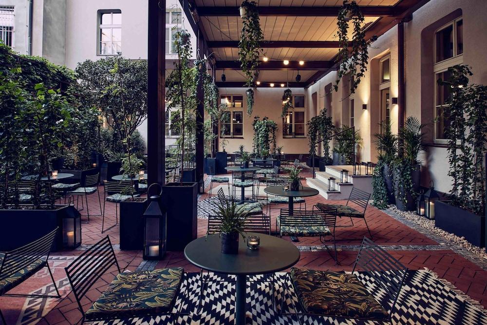 Falkensteiner Boutique Hotel Prague Luaran gambar The courtyard of the hotel