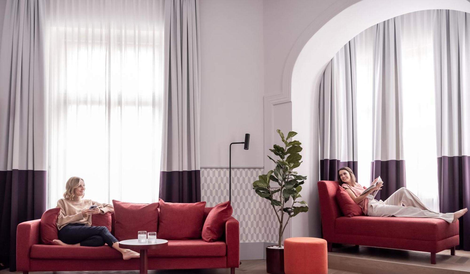 Falkensteiner Boutique Hotel Prague Luaran gambar The interior of a suite at the hotel