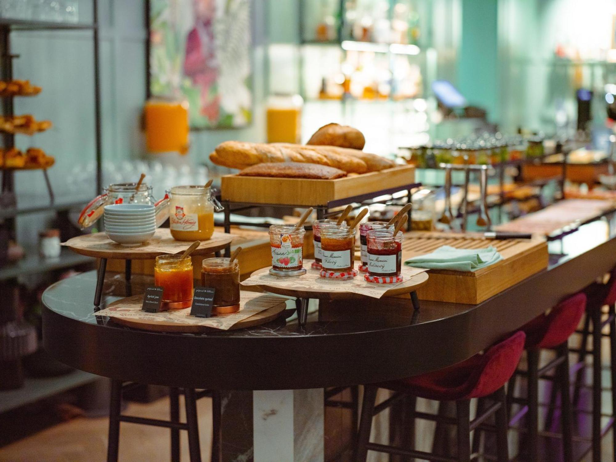 Falkensteiner Boutique Hotel Prague Luaran gambar A breakfast buffet at a hotel