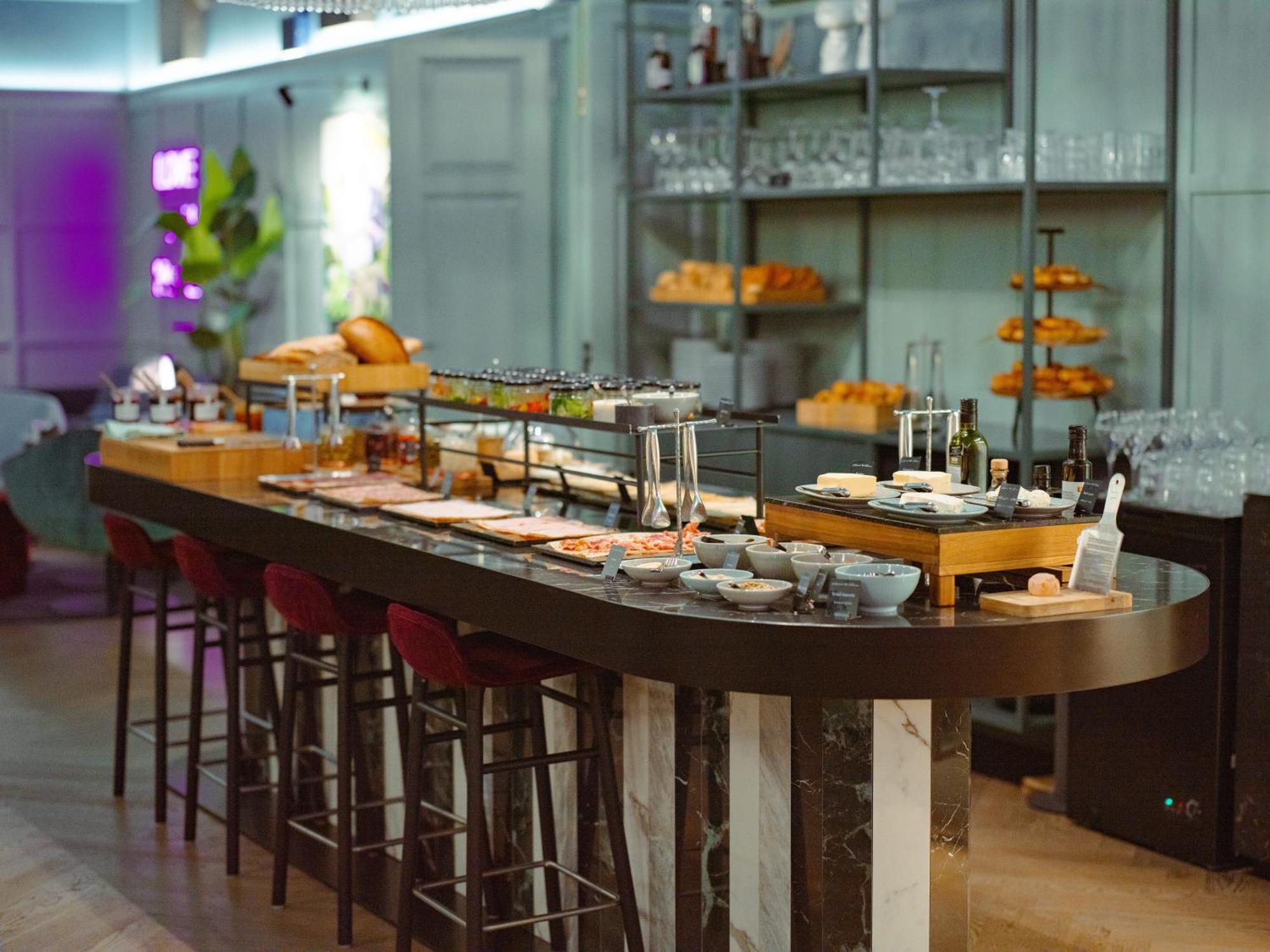Falkensteiner Boutique Hotel Prague Luaran gambar A buffet at a lounge